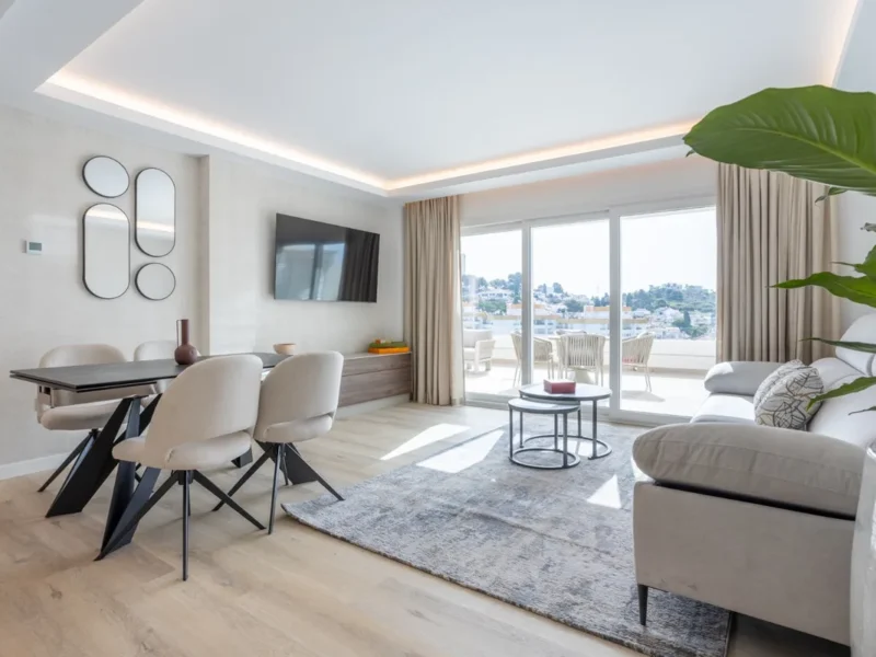 Helles Apartment mit Terrasse und Dachpool in La Campana
