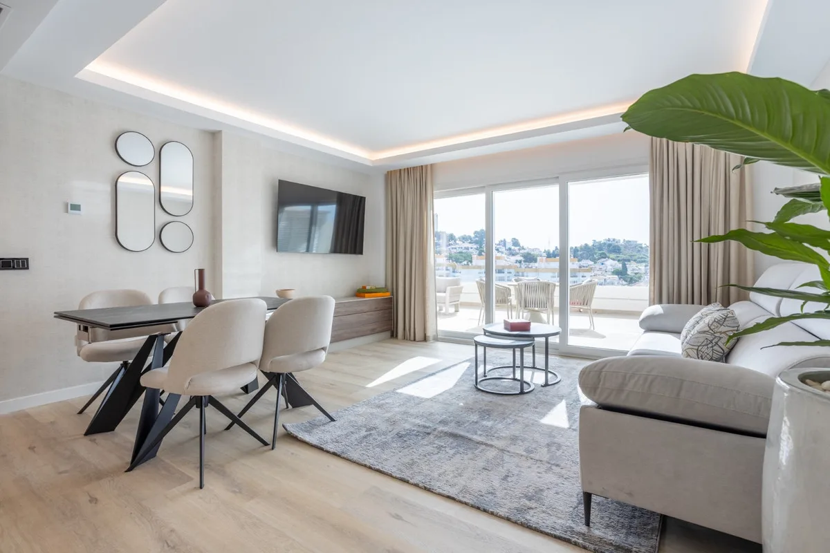 Helles Apartment mit Terrasse und Dachpool in La Campana