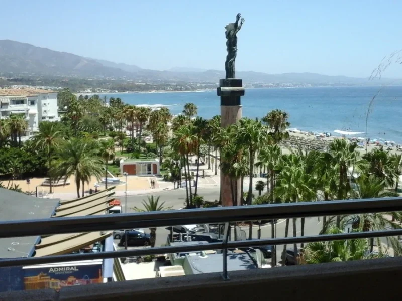 Elegantes 3-Zimmer-Apartment mit Meerblick in Marbella
