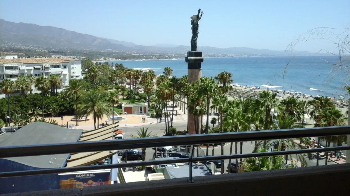Elegantes 3-Zimmer-Apartment mit Meerblick in Marbella