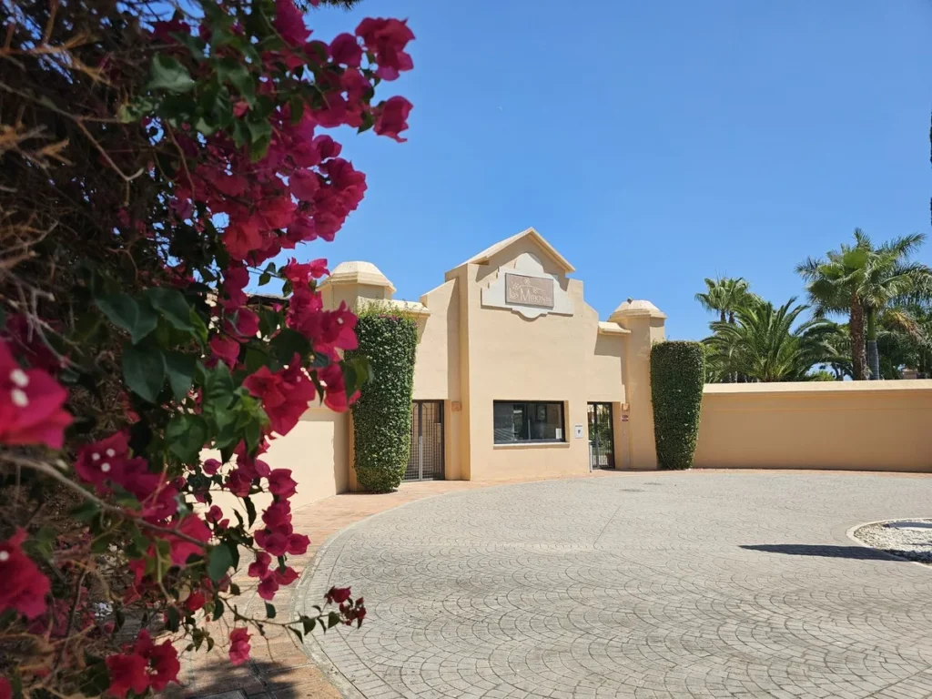 Elegantes 3-Zimmer-Apartment in Puerto Banús mit Terrasse