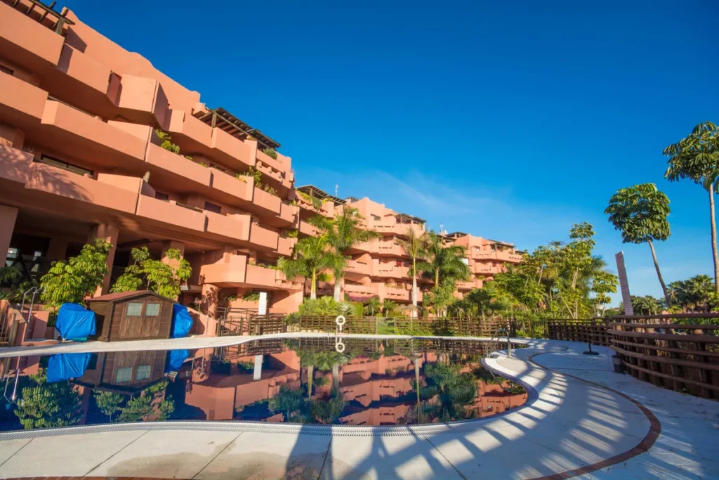 Elegante Wohnung in Marbella mit Meerblick und stilvollen Annehmlichkeiten