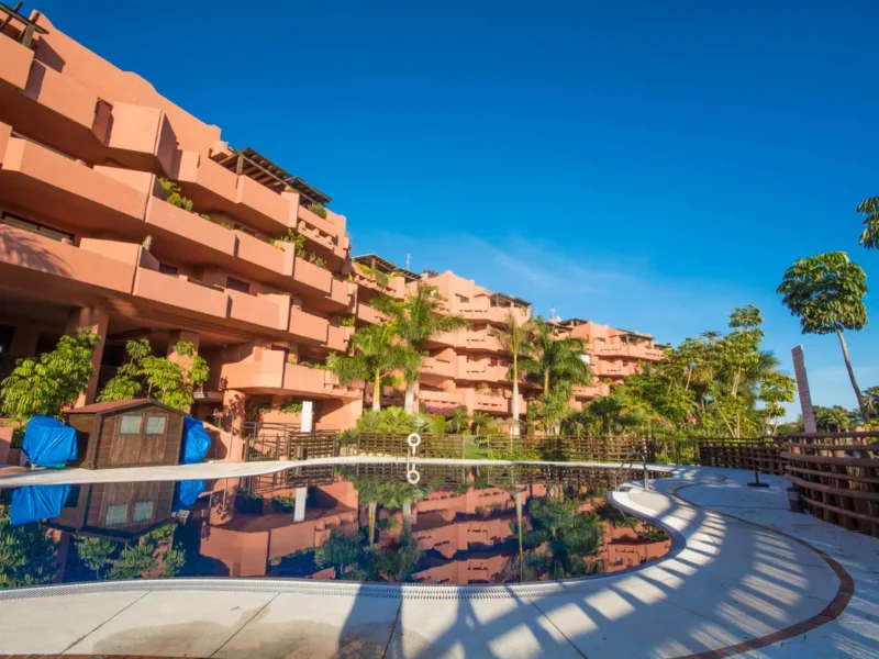 Elegante Wohnung in Marbella mit Meerblick und stilvollen Annehmlichkeiten