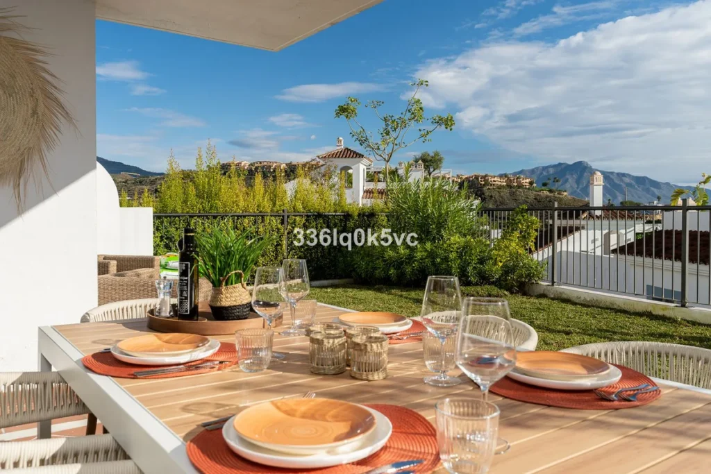 Moderne Erdgeschosswohnung in Benahavís mit Bergblick