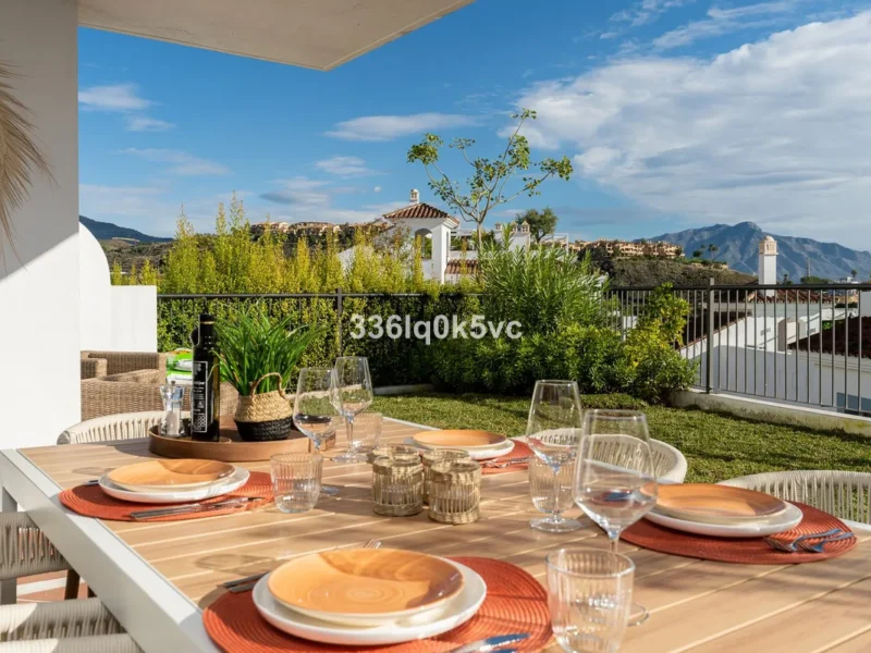 Moderne Erdgeschosswohnung in Benahavís mit Bergblick