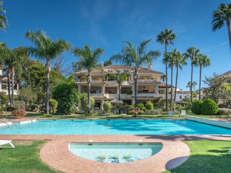 Elegantes Duplex-Penthouse in Nueva Andalucía mit Panoramablick