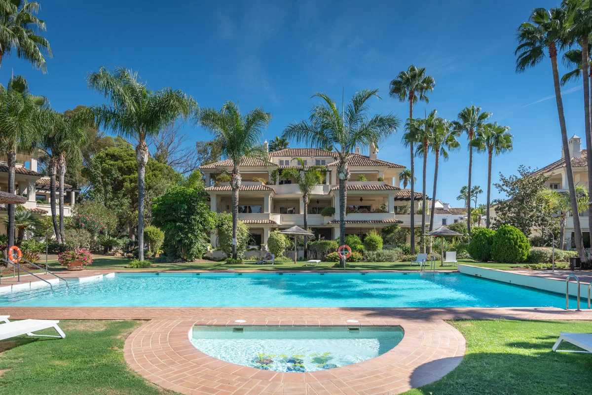 Elegantes Duplex-Penthouse in Nueva Andalucía mit Panoramablick