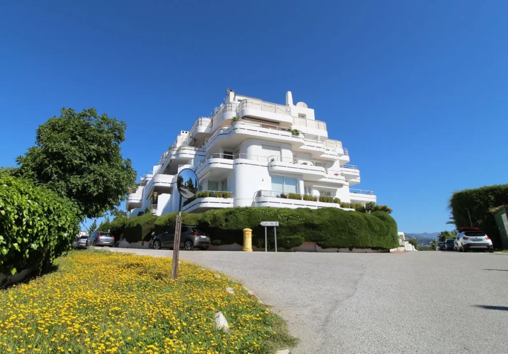 Moderne Eckewohnung mit atemberaubendem Meerblick in Marbella