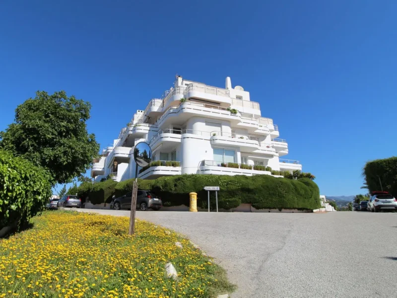 Moderne Eckewohnung mit atemberaubendem Meerblick in Marbella