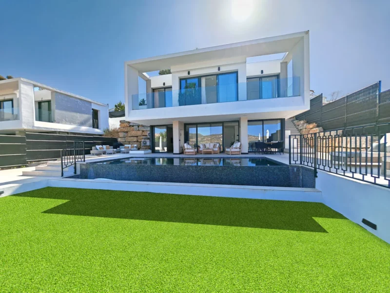 Elegante Villa in Estepona mit privatem Pool und Panoramablick
