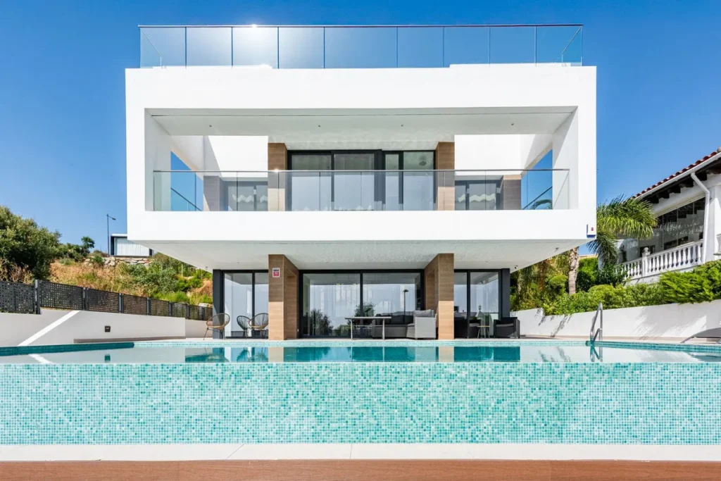 Moderne Villa mit Meerblick in Estepona – Exklusives Wohnerlebnis