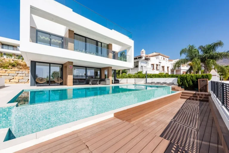 Modern Villa mit Panoramablick in Estepona an der Costa del Sol