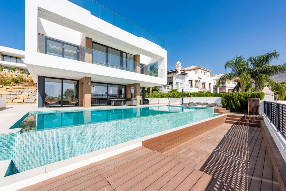Modern Villa mit Panoramablick in Estepona an der Costa del Sol