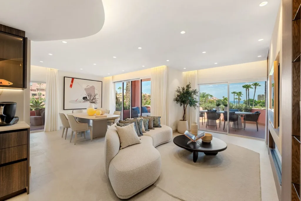 Elegante Eckwohnung mit Meerblick in Marbella an der Costa del Sol