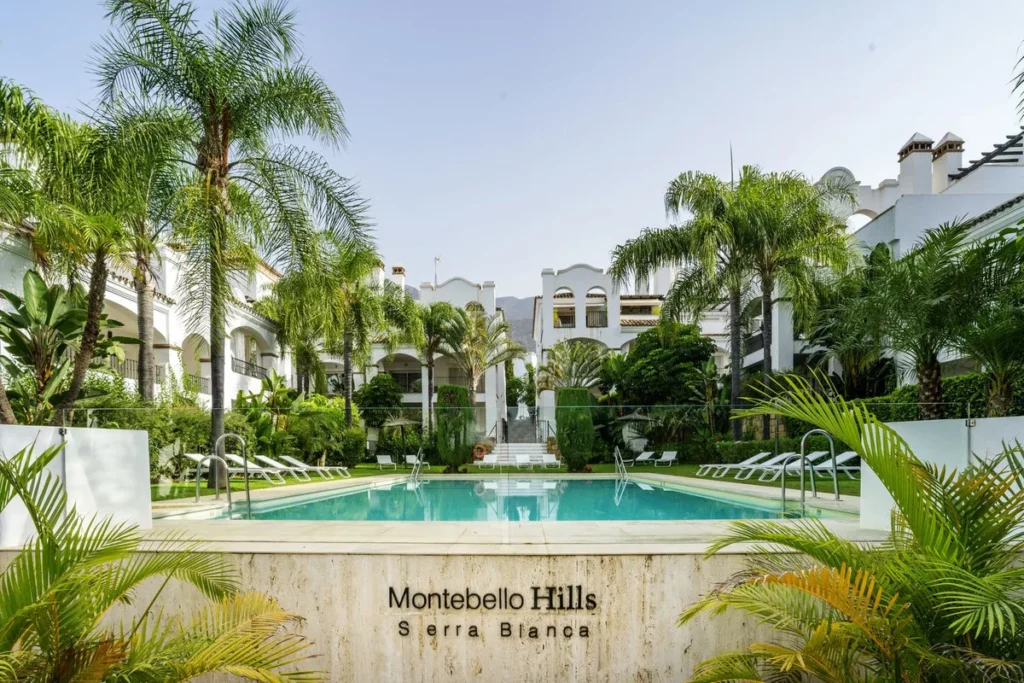 Luxuriöse Wohnung in Montebello Hills, Marbella mit Meerblick
