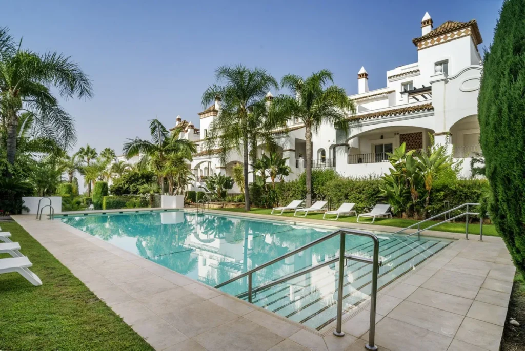 Elegante Gartenwohnung in Montebello Hills, Marbella