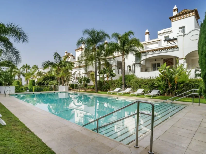 Elegante Gartenwohnung in Montebello Hills, Marbella