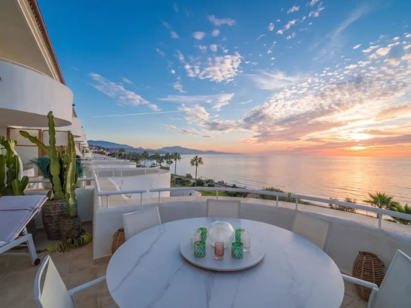 Elegantes Penthouse in Estepona mit atemberaubendem Meerblick