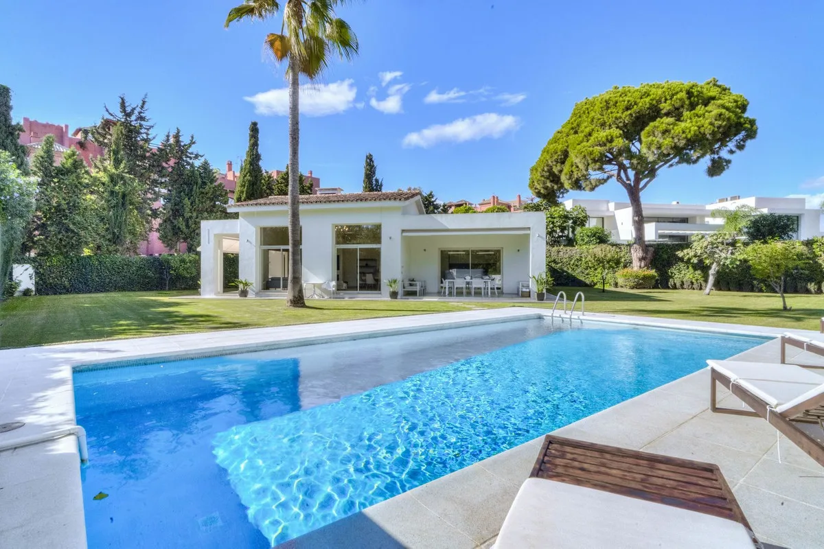 Elegante Strandvilla in Casasola, Marbella – Ihr Traumhaus wartet