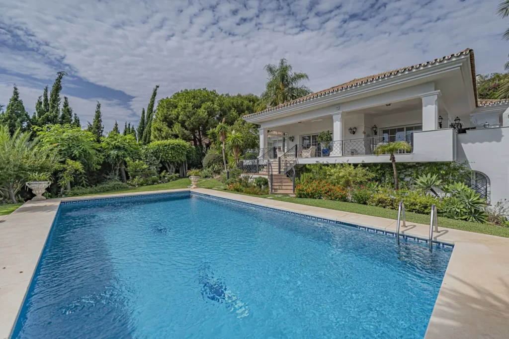 Elegante Villa in El Paraíso: Mediterranes Traumhaus mit Pool