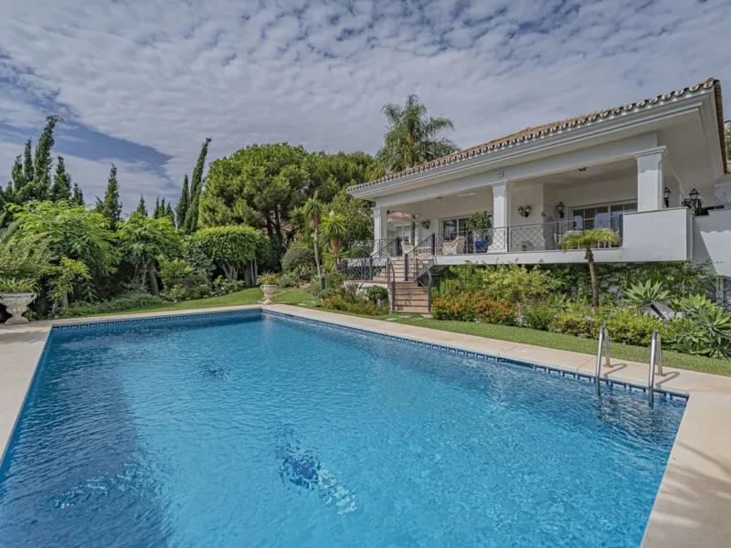 Elegante Villa in El Paraíso: Mediterranes Traumhaus mit Pool