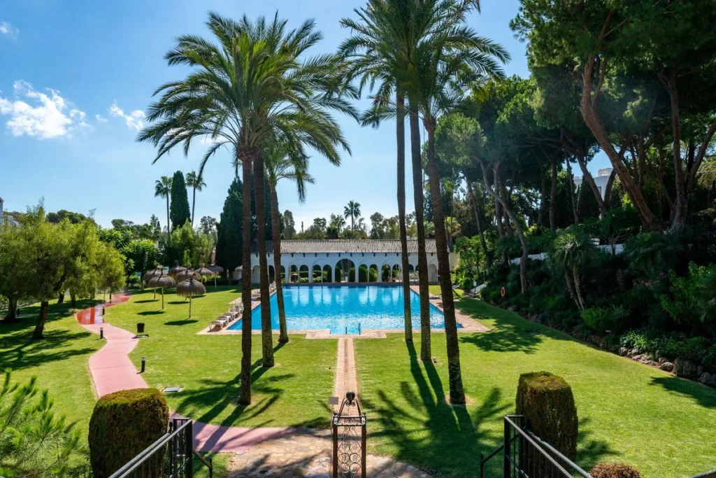 Elegante Erdgeschosswohnung mit Panoramablick in Marbella