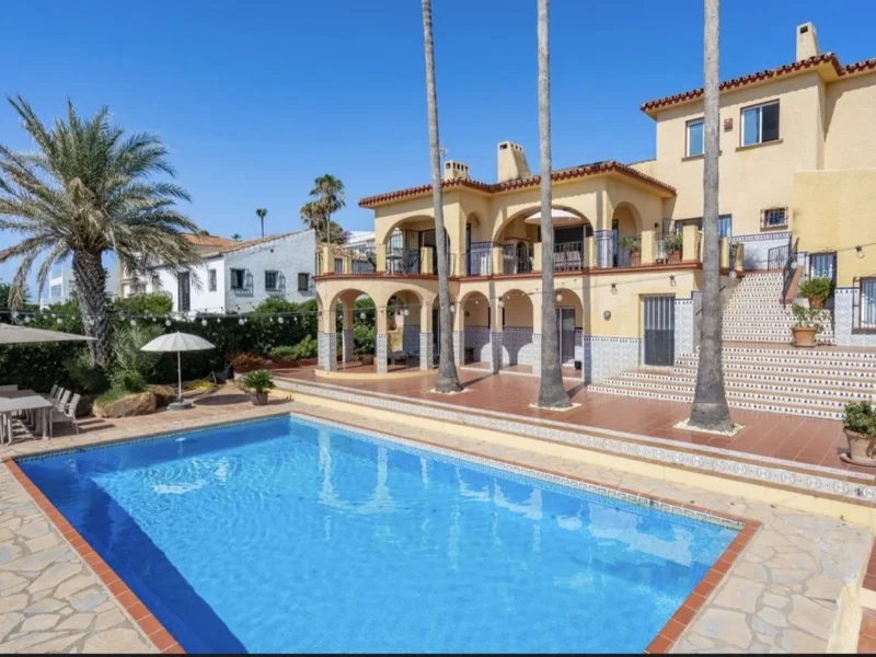 Luxuriöse Villa mit Meerblick in Estepona – Investitionschance