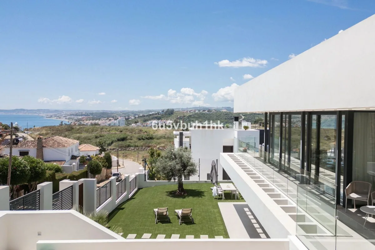 Moderne Villa in Estepona – Elegantes Wohnen an der Costa del Sol