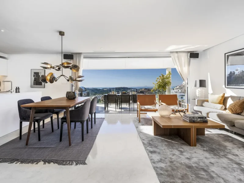 Luxuriöses Duplex-Penthouse in Nueva Andalucía mit Meerblick