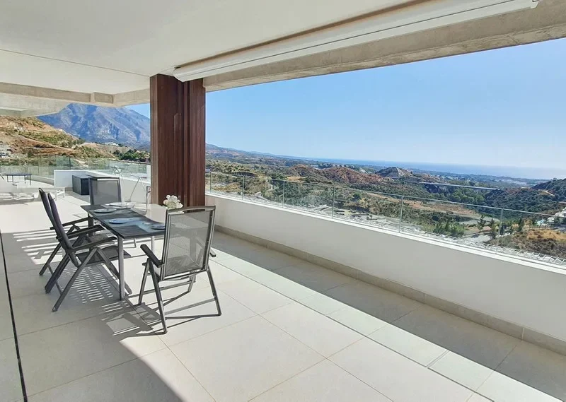 Elegante Eckwohnung mit Panoramablick in Real de la Quinta