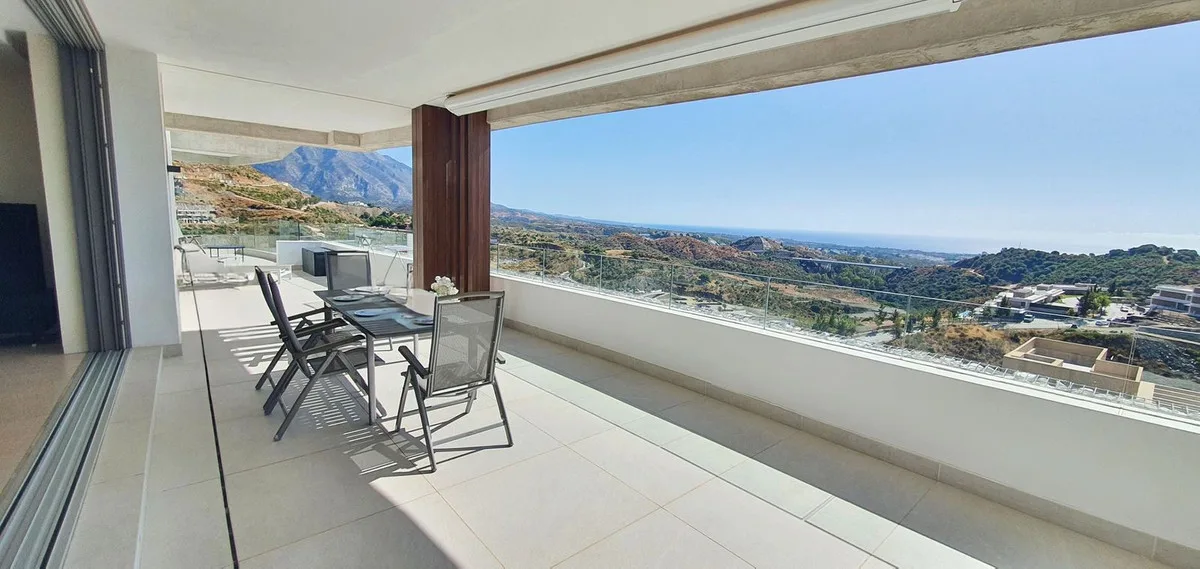 Elegante Eckwohnung mit Panoramablick in Real de la Quinta