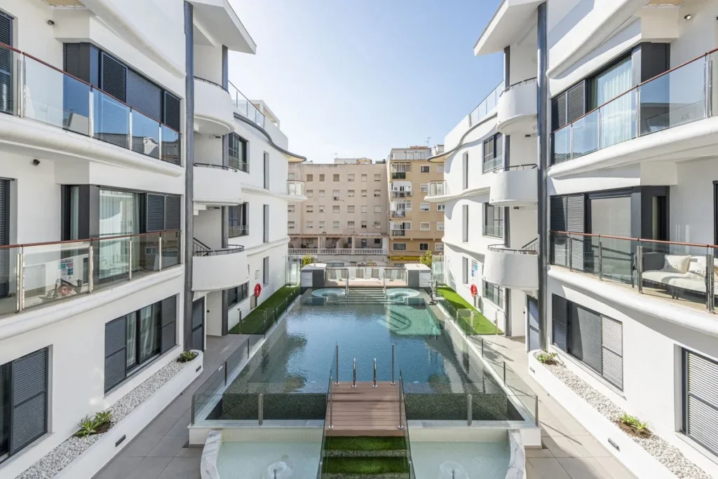 Moderne Wohnung im Herzen von Estepona mit eleganter Eleganz
