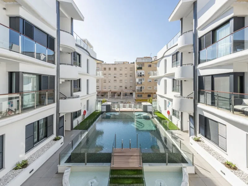 Moderne Wohnung im Herzen von Estepona mit eleganter Eleganz
