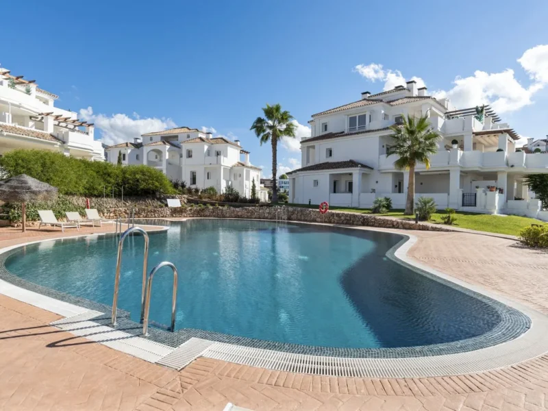 Elegante Mittelgeschoss-Wohnung in Aloha, Costa del Sol