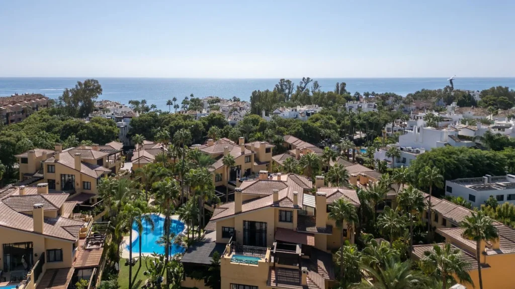 Elegantes Erdgeschoss-Apartment in Bahía de Banús, Costa del Sol