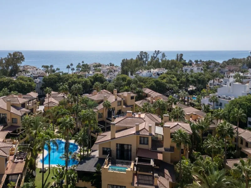 Elegantes Erdgeschoss-Apartment in Bahía de Banús, Costa del Sol