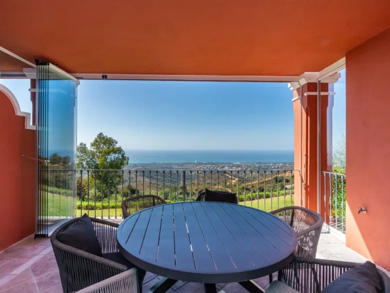 Designer-Apartment mit Meerblick in La Mairena, Marbella