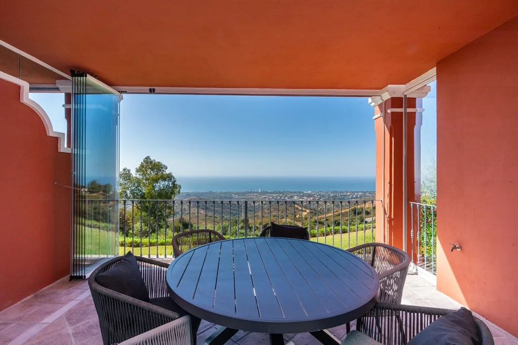 Designer-Apartment mit Meerblick in La Mairena, Marbella