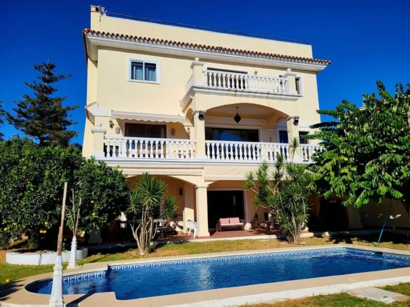 Elegante andalusische Villa in Marbella mit atemberaubendem Meerblick