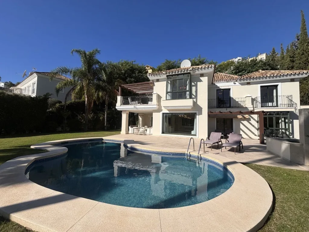 Elegante Villa in Los Arqueros, Benahavís – Golfparadies entdecken