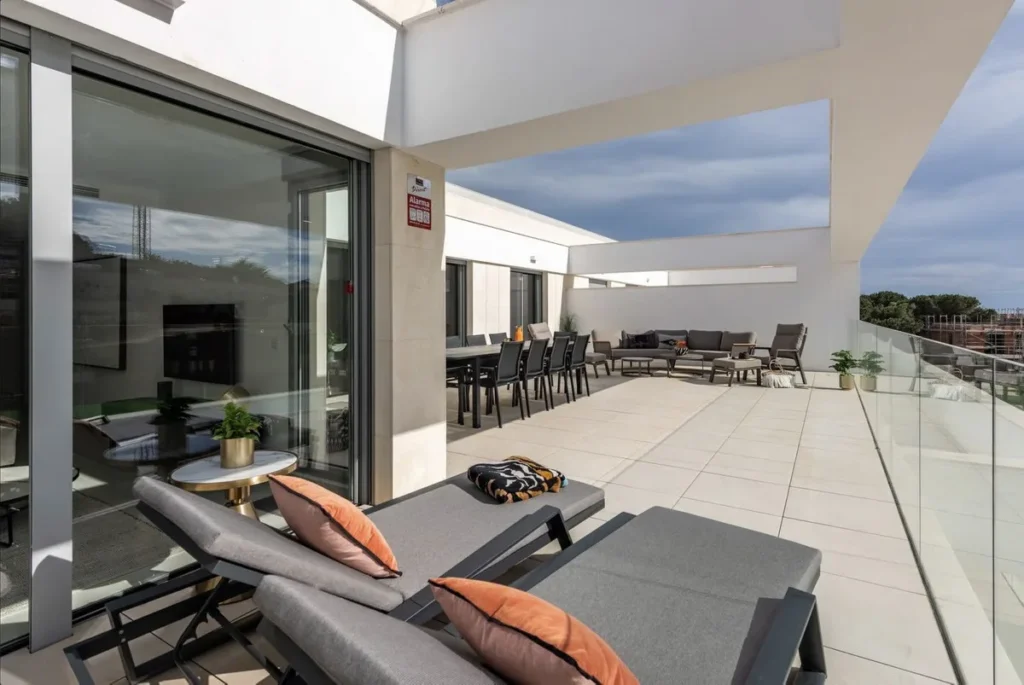 Elegantes Penthouse in Elviria – Nur 200 Meter vom Strand entfernt