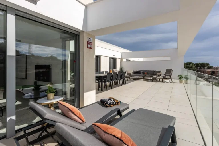 Elegantes Penthouse in Elviria – Nur 200 Meter vom Strand entfernt