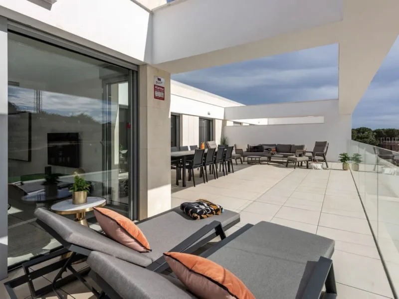 Elegantes Penthouse in Elviria – Nur 200 Meter vom Strand entfernt