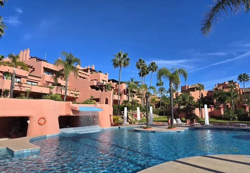 Elegante Meerblickwohnung in Estepona – Luxuriöses Küstenleben