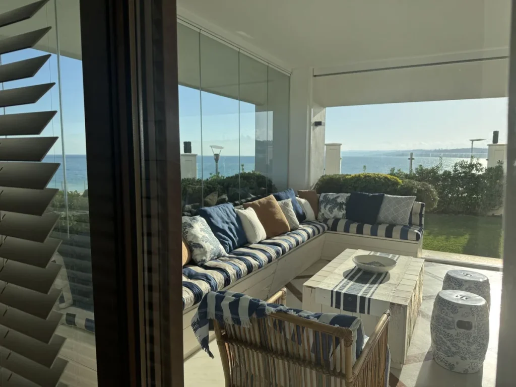 Elegantes Gartenapartment mit Meerblick in Estepona