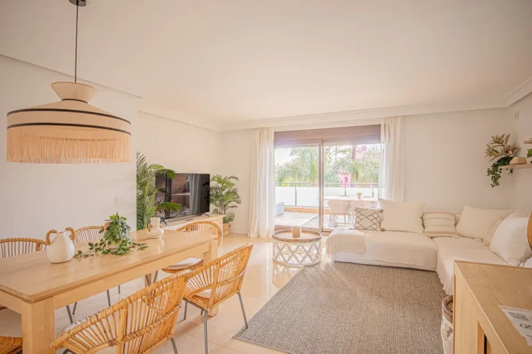 Renovierte Eigentumswohnung in Las Salinas, Costa del Sol