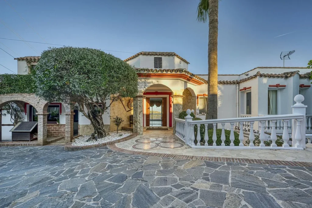Exklusive Villa mit Boutique-Aparthotel-Potenzial in Marbella