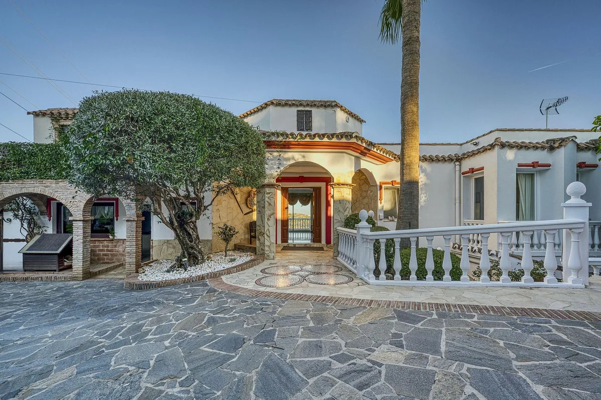 Exklusive Villa mit Boutique-Aparthotel-Potenzial in Marbella