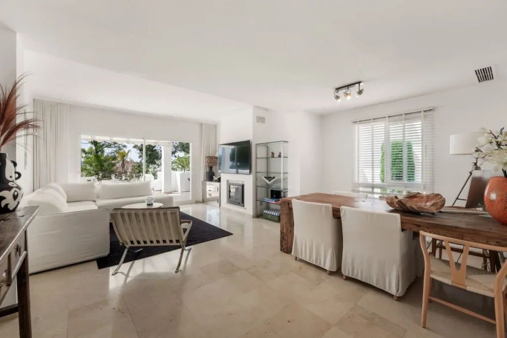 Elegantes Maisonette-Apartment in Nueva Andalucía an der Costa del Sol