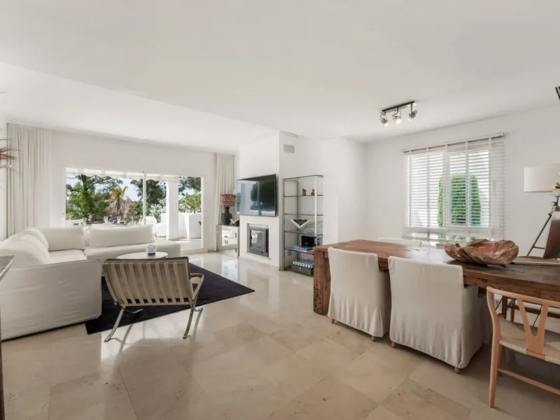 Elegantes Maisonette-Apartment in Nueva Andalucía an der Costa del Sol